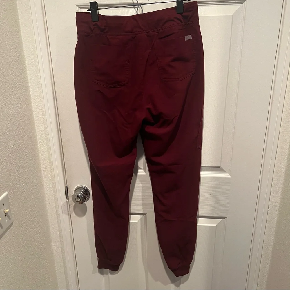 Figs Jogger Scrub Pants in Maroon. Size M Tall. - Picture 2 of 3
